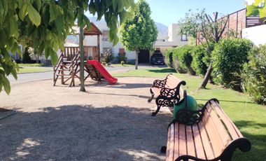 CASA EN CIUDAD DE LOS VALLES CON QUINCHO, TERRAZA Y PISCINA