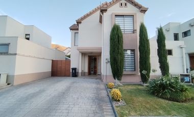 CASA EN CIUDAD DE LOS VALLES CON QUINCHO, TERRAZA Y PISCINA