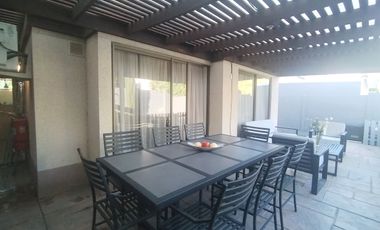 CASA EN CIUDAD DE LOS VALLES CON QUINCHO, TERRAZA Y PISCINA
