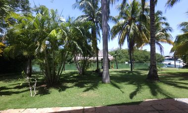 VILLA EN FRENTE LA LAGUNA