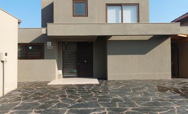 CASA EN VENTA 3D/3B EN CONDOMINIO CIUDAD DE LOS VALLES