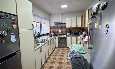 AMPLIA PROPIEDAD 5 DOR 2 BAÑOS, CON PISCINA