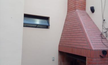 Casa de 2 dormitorios y cochera en Republica de La Sexta