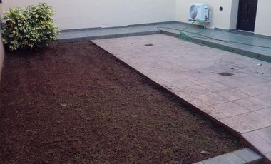 Casa de 2 dormitorios y cochera en Republica de La Sexta