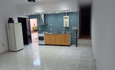 Casa de 2 dormitorios y cochera en Republica de La Sexta