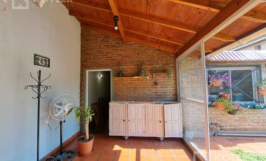 Hermosa Casa en José Mármol con 2 dormitorios con  quincho y pileta