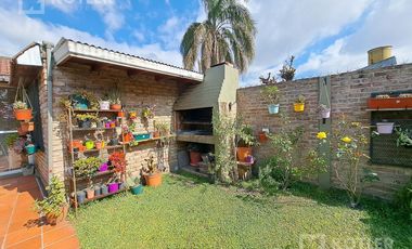 Hermosa Casa en José Mármol con 2 dormitorios con  quincho y pileta