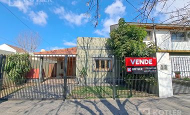 Hermosa Casa en José Mármol con 2 dormitorios con  quincho y pileta