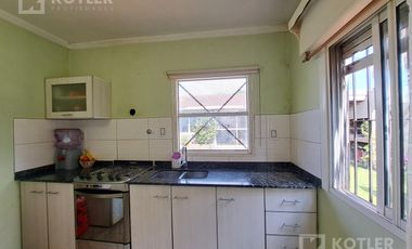 Hermosa Casa en José Mármol con 2 dormitorios con  quincho y pileta