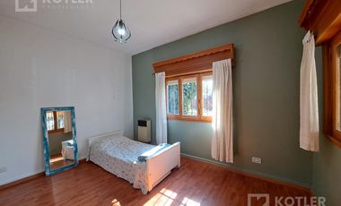 Hermosa Casa en José Mármol con 2 dormitorios con  quincho y pileta