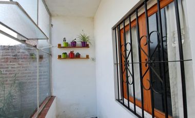 Hermosa Casa en José Mármol con 2 dormitorios con  quincho y pileta