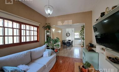 Hermosa Casa en José Mármol con 2 dormitorios con  quincho y pileta