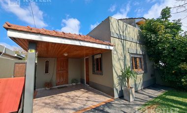 Hermosa Casa en José Mármol con 2 dormitorios con  quincho y pileta