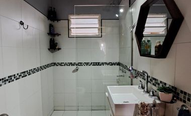 Hermosa Casa en José Mármol con 2 dormitorios con  quincho y pileta