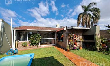 Hermosa Casa en José Mármol con 2 dormitorios con  quincho y pileta