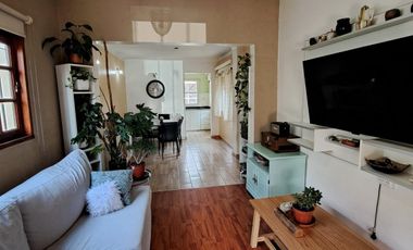 Hermosa Casa en José Mármol con 2 dormitorios con  quincho y pileta