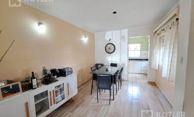 Hermosa Casa en José Mármol con 2 dormitorios con  quincho y pileta