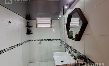 Hermosa Casa en José Mármol con 2 dormitorios con  quincho y pileta