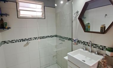 Hermosa Casa en José Mármol con 2 dormitorios con  quincho y pileta