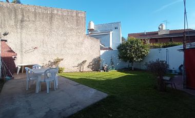 EXCELENTE CASA EN PB CON JARDIN Y ESPACIO GUARDA COCHE - PH