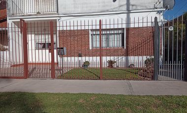 EXCELENTE CASA EN PB CON JARDIN Y ESPACIO GUARDA COCHE - PH