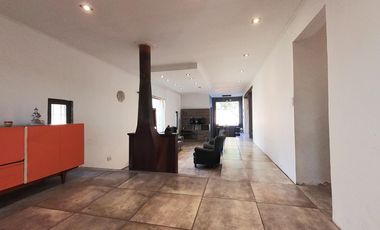 Casa 3 ambientes con parque Barrio El Tejado!