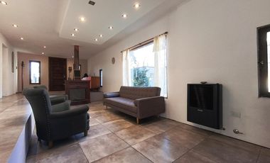 Casa 3 ambientes con parque Barrio El Tejado!