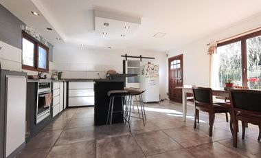 Casa 3 ambientes con parque Barrio El Tejado!