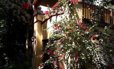 Excelente Lote con Casa de 5 ambientes con parque y quincho en Barrio El Tejado