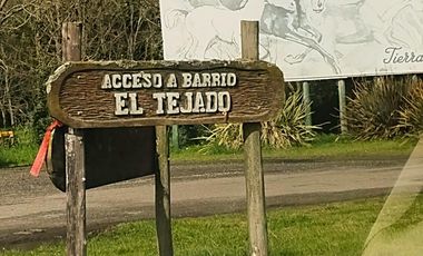 Excelente Lote con Casa de 5 ambientes con parque y quincho en Barrio El Tejado