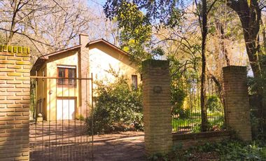 Excelente Lote con Casa de 5 ambientes con parque y quincho en Barrio El Tejado