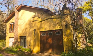 Excelente Lote con Casa de 5 ambientes con parque y quincho en Barrio El Tejado