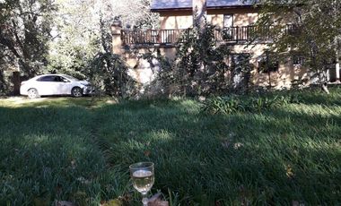 Excelente Lote con Casa de 5 ambientes con parque y quincho en Barrio El Tejado