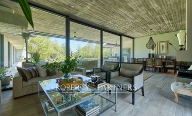 Las Brisas, Casa moderna, impecable, con jardín bien formado
