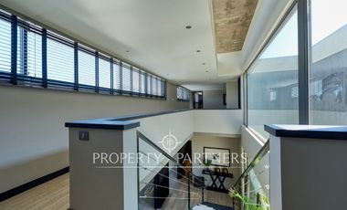 Las Brisas, Casa moderna, impecable, con jardín bien formado