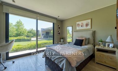 Las Brisas, Casa moderna, impecable, con jardín bien formado