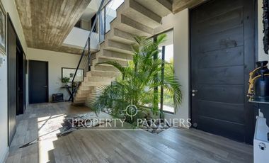 Las Brisas, Casa moderna, impecable, con jardín bien formado