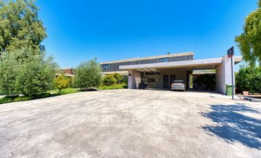 Las Brisas, Casa moderna, impecable, con jardín bien formado