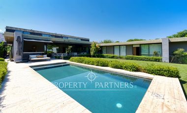 Las Brisas, Casa moderna, impecable, con jardín bien formado