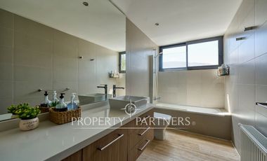 Las Brisas, Casa moderna, impecable, con jardín bien formado