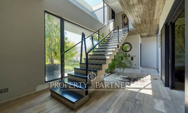Las Brisas, Casa moderna, impecable, con jardín bien formado