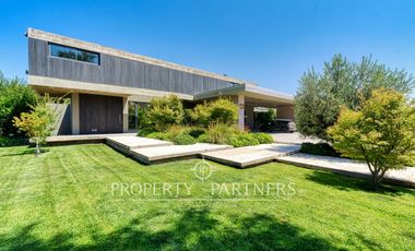 Las Brisas, Casa moderna, impecable, con jardín bien formado