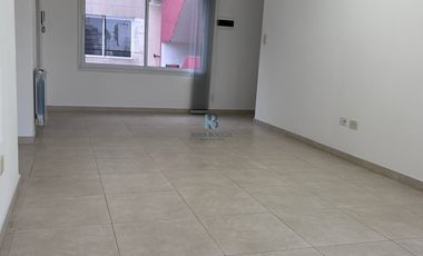 2 AMBIENTES AMPLIOS COCINA SEPARADA CON COCHERA