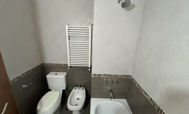 2 AMBIENTES AMPLIOS COCINA SEPARADA CON COCHERA