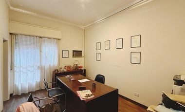 Oficina en planta alta