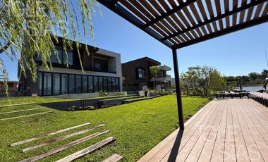Casa en venta y alquiler al río en El Yacht, Nordelta