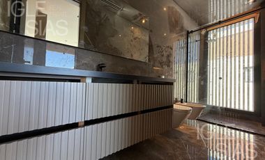 Casa en venta y alquiler al río en El Yacht, Nordelta