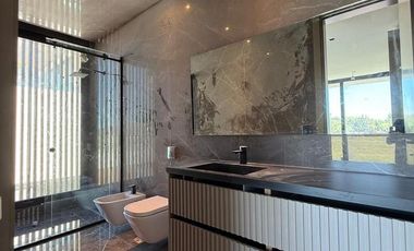 Casa en venta y alquiler al río en El Yacht, Nordelta