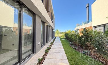 Casa en venta y alquiler al río en El Yacht, Nordelta