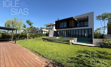 Casa en venta y alquiler al río en El Yacht, Nordelta